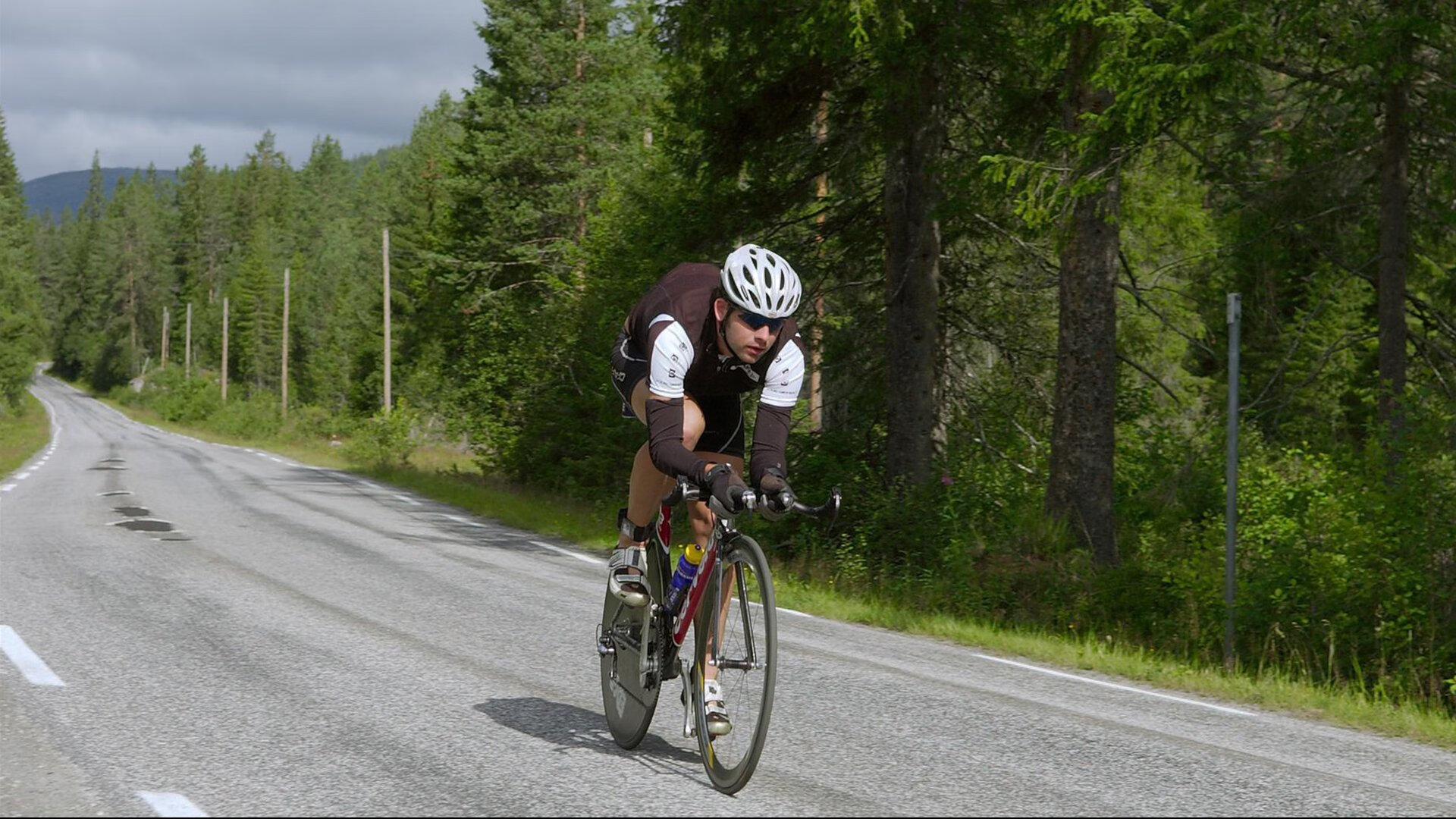 乒乓球赛场焦点!瑞士队对阵法国队,压哨绝杀,引爆全场观众欢呼